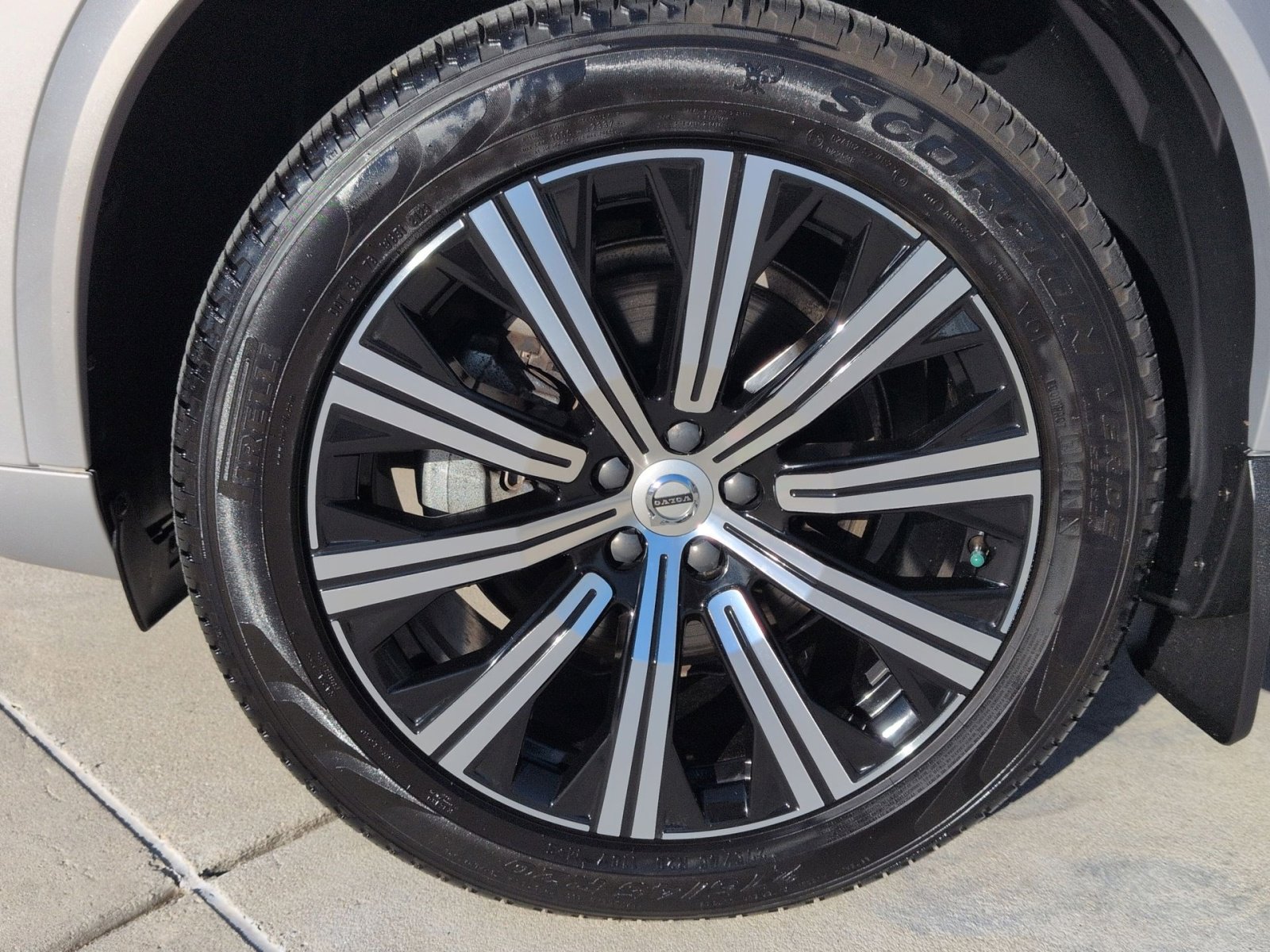 Used 2024 Volvo XC90 B6 Plus image 12