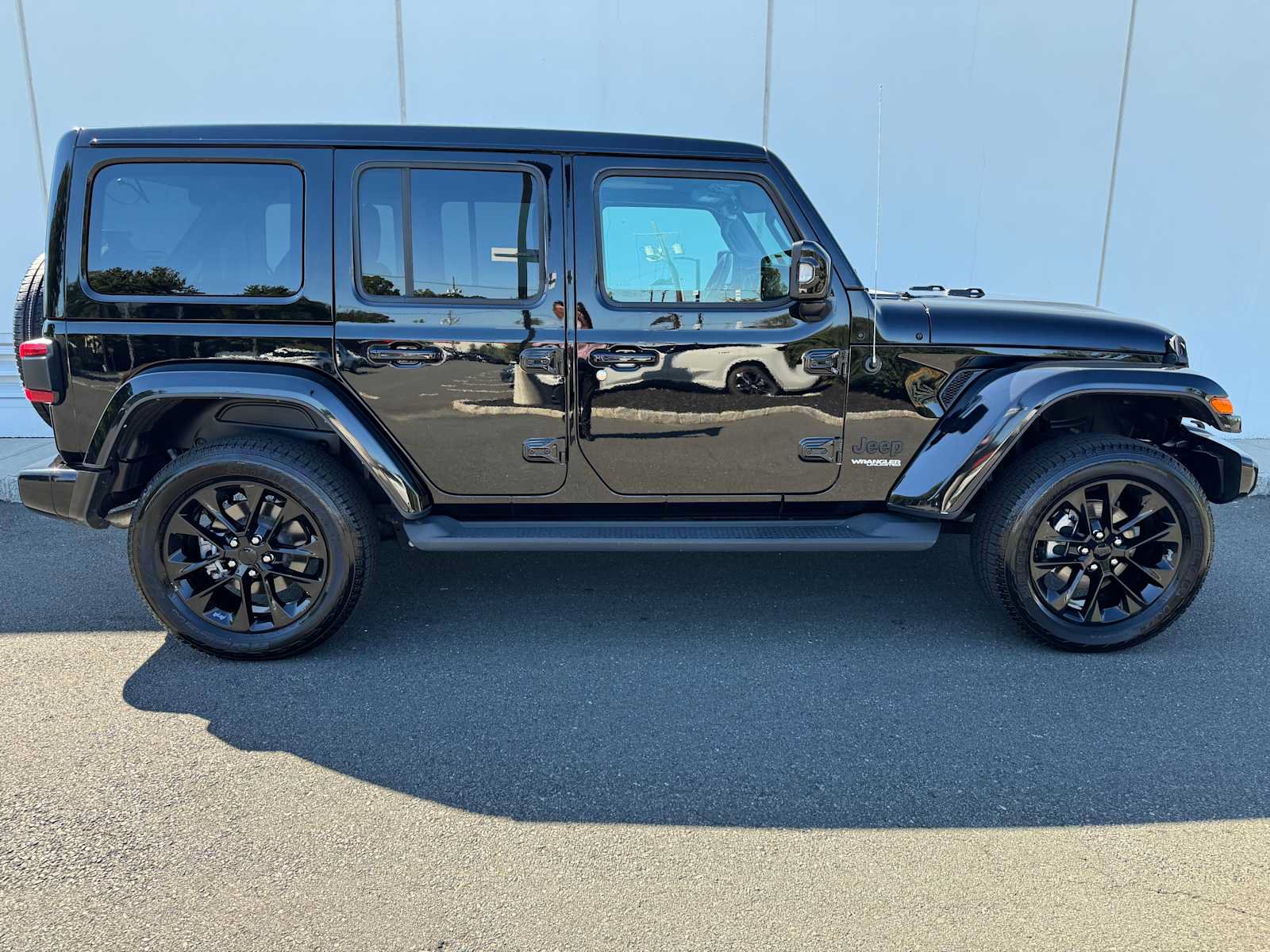 Used 2022 Jeep Wrangler Unlimited Sahara AWD/4WD image 4