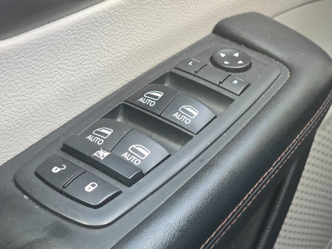 Used 2018 Chrysler Pacifica Touring-L Plus image 32