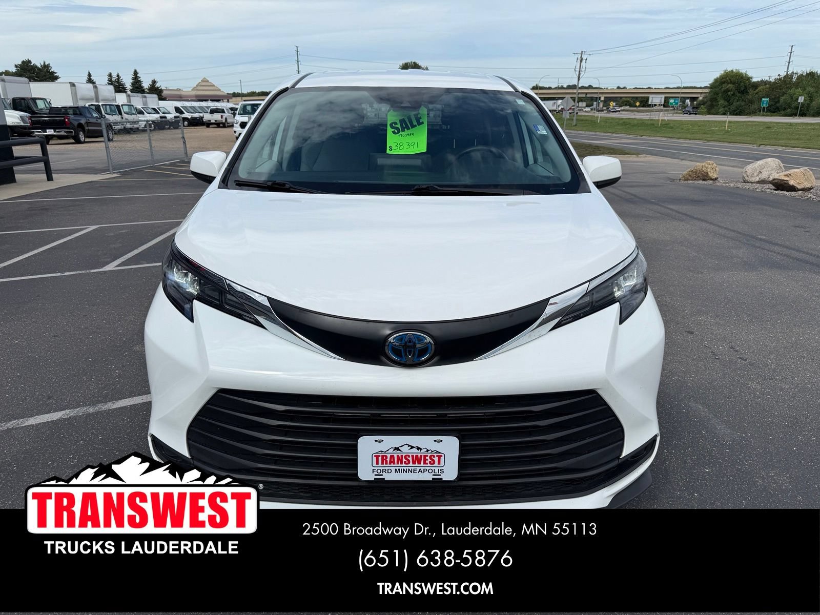 Used 2024 Toyota Sienna LE AWD/4WD image 19