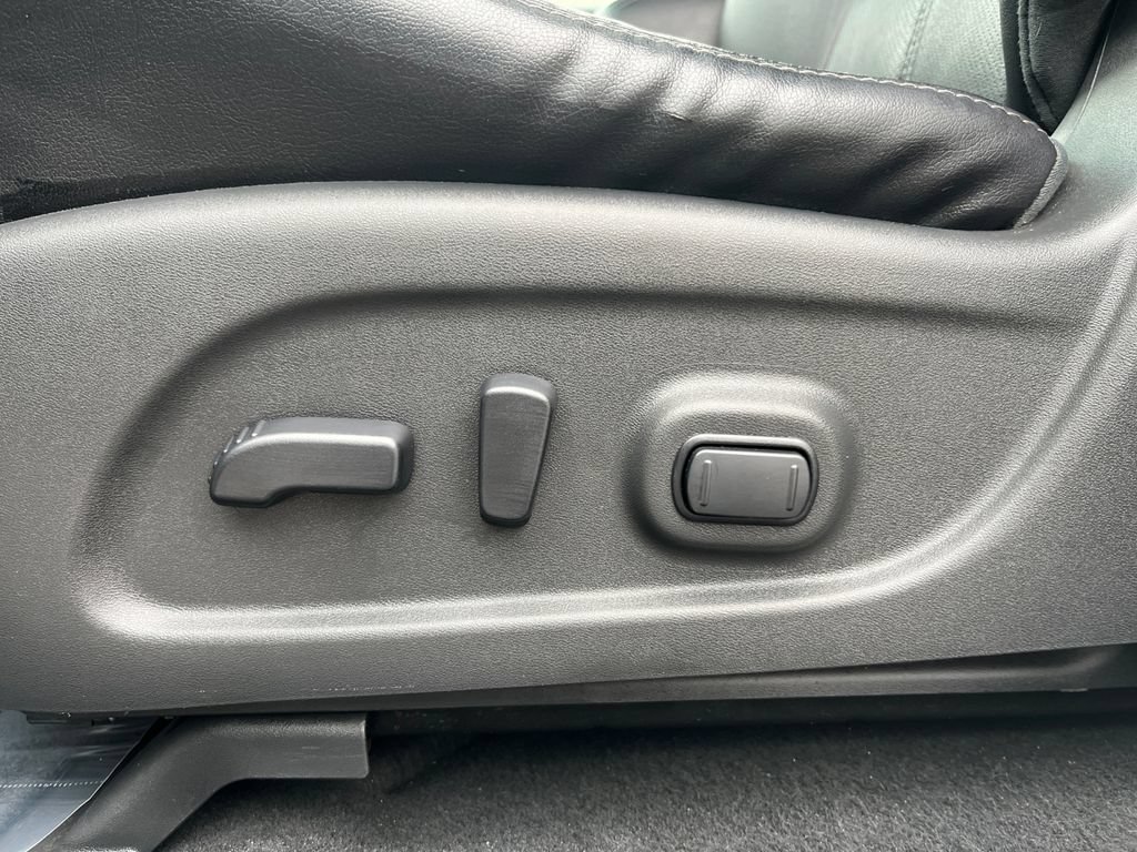 Used 2015 Nissan Pathfinder Platinum w/ Family Entertainment Package FWD image 16