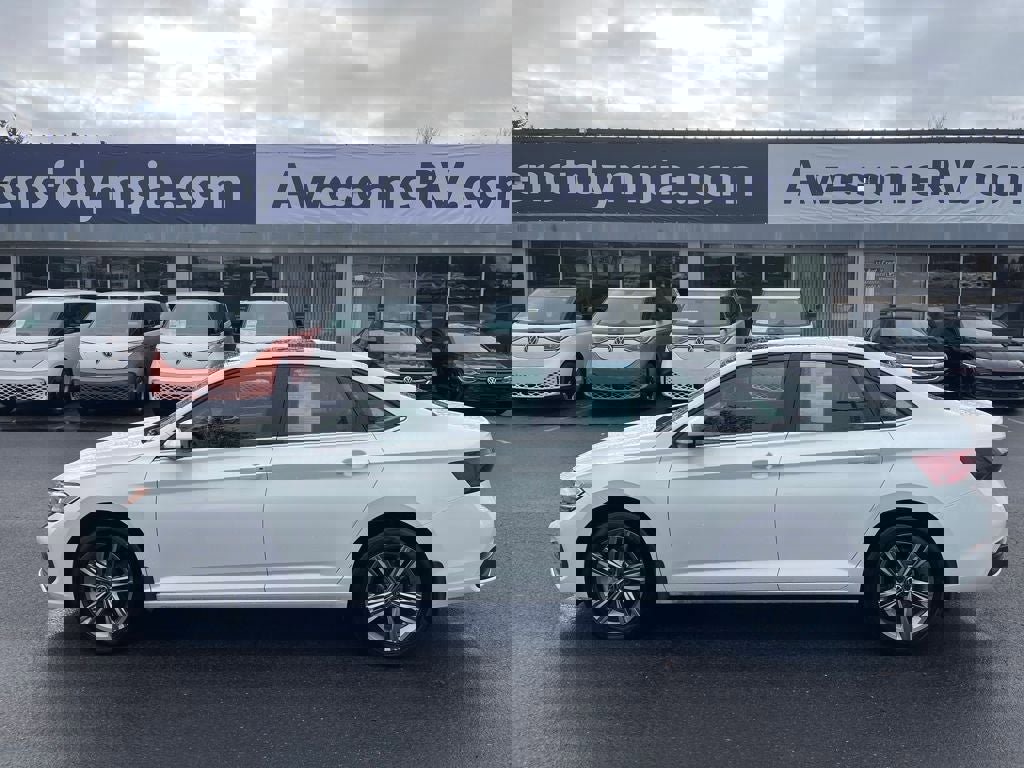 Certified 2023 Volkswagen Jetta SE w/ Panoramic Sunroof Package image 9