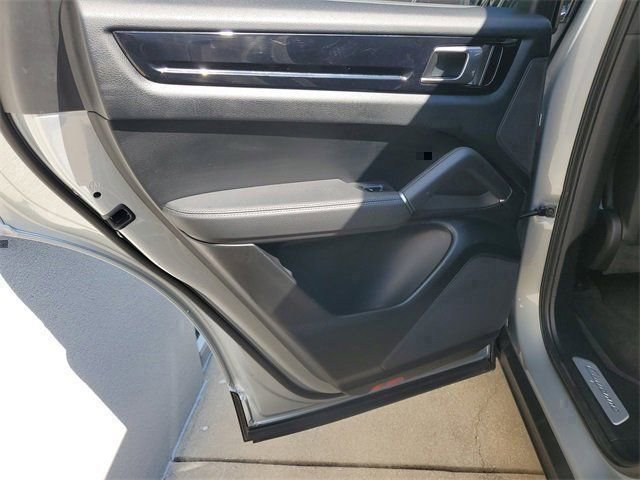 Used 2021 Porsche Cayenne AWD/4WD image 35