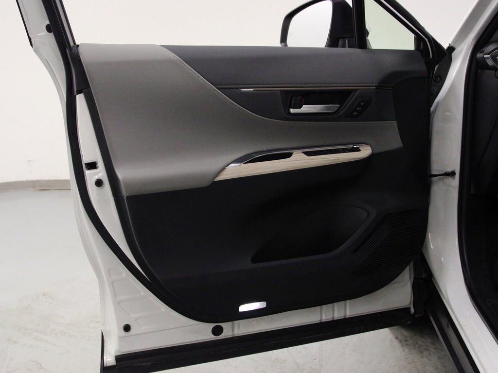 Used 2023 Toyota Venza XLE image 18