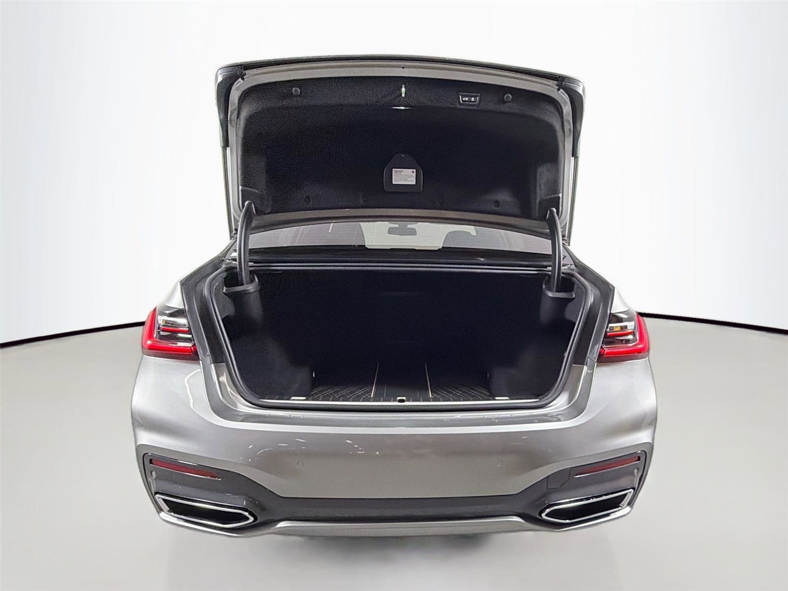 Used 2020 BMW 740i w/ M Sport Package RWD image 27