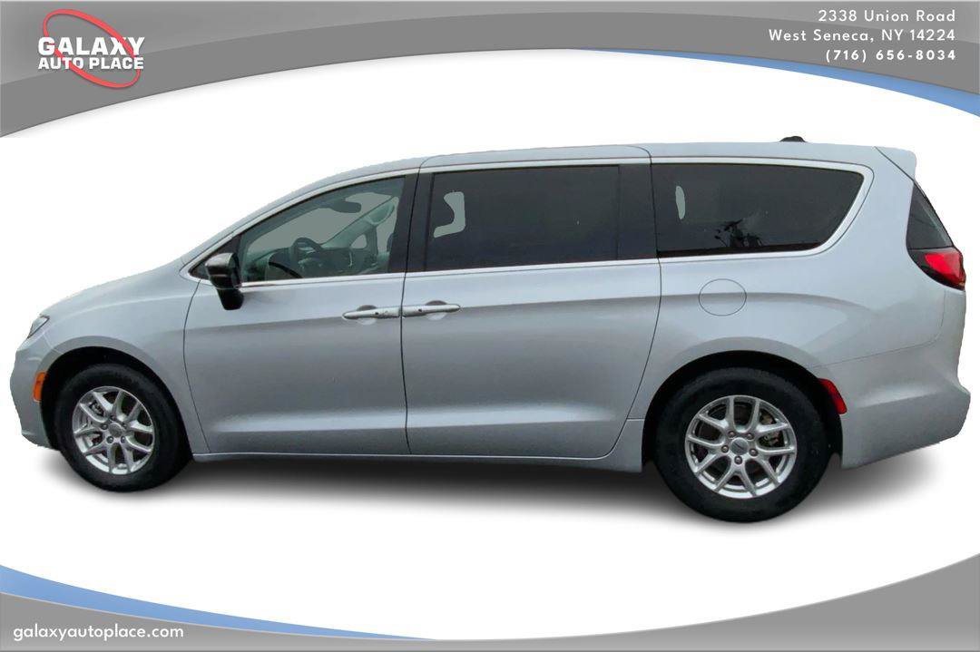 Used 2024 Chrysler Pacifica Touring-L FWD image 8
