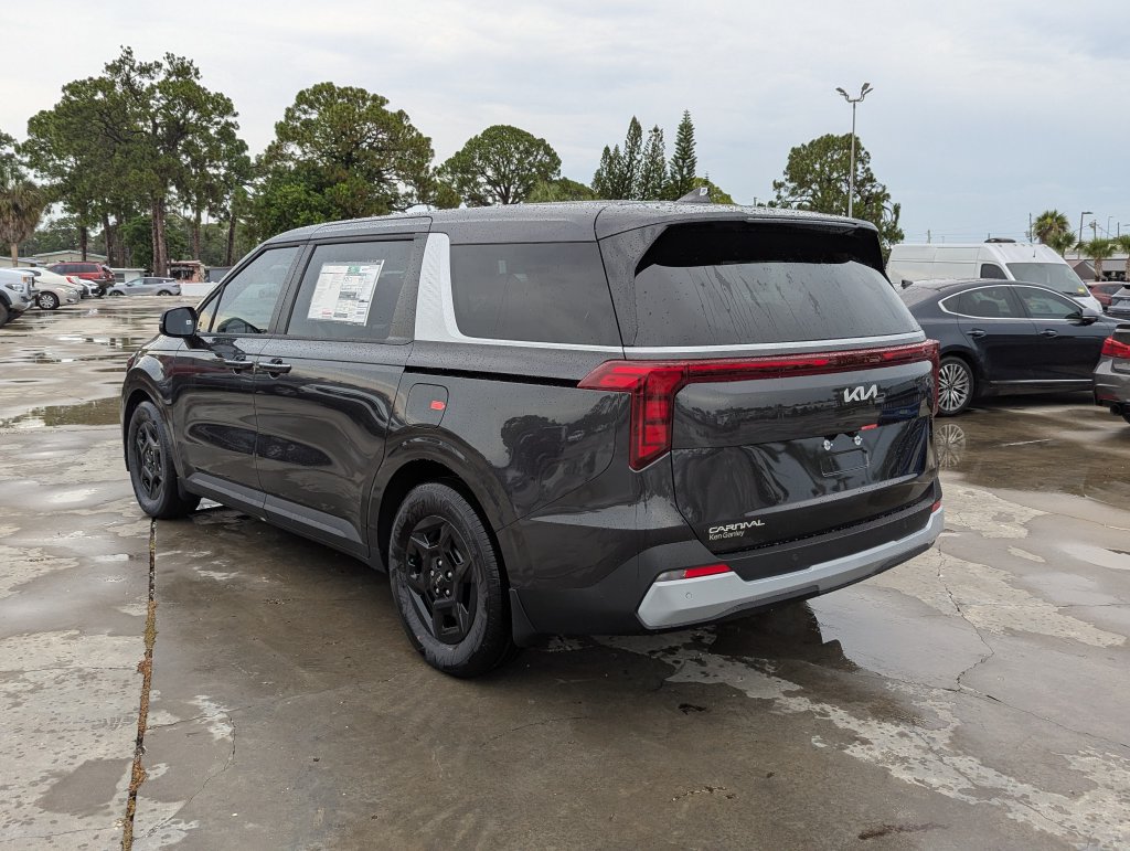 New 2026 Kia Carnival FWD image 6