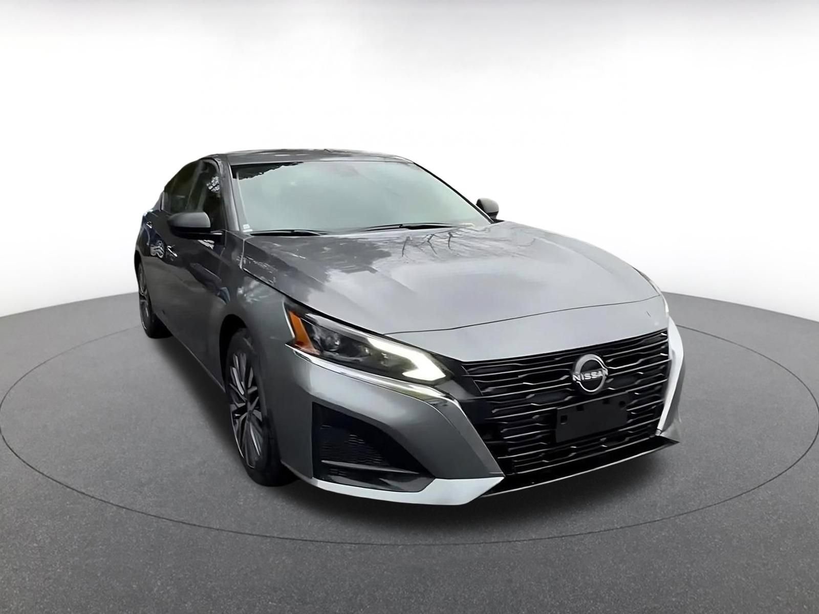 Used 2025 Nissan Altima 2.5 SV FWD image 3