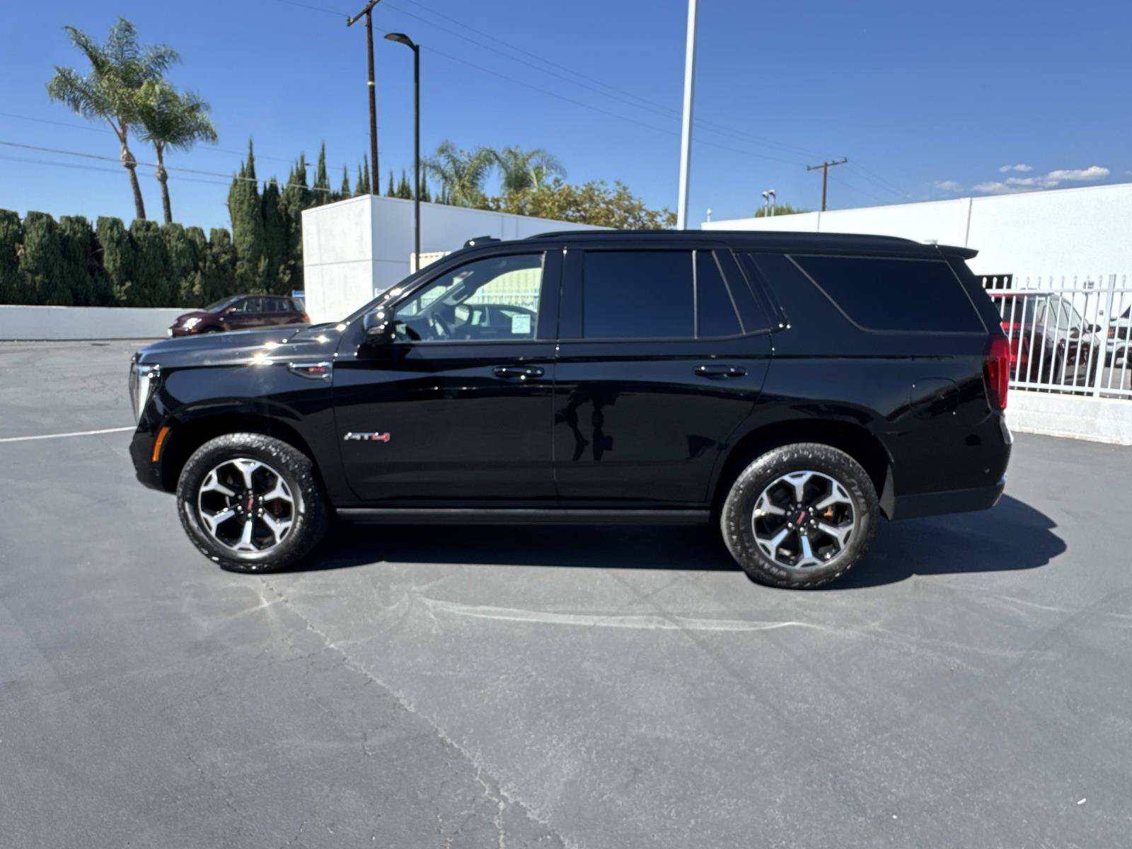 Used 2025 GMC Yukon AT4 w/ AT4 Premium Package AWD/4WD image 8