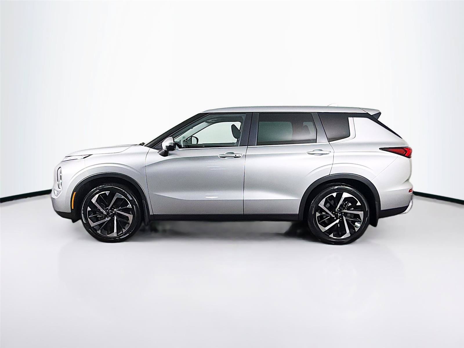 Used 2023 Mitsubishi Outlander SE FWD image 8