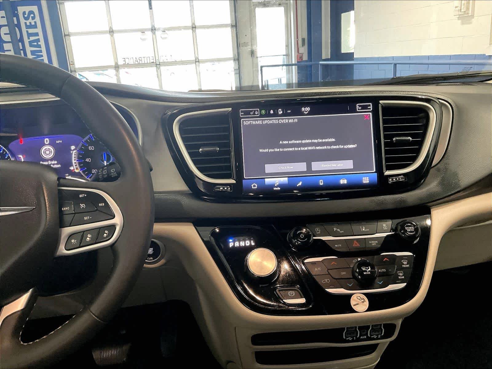 Used 2023 Chrysler Pacifica Touring-L FWD image 19