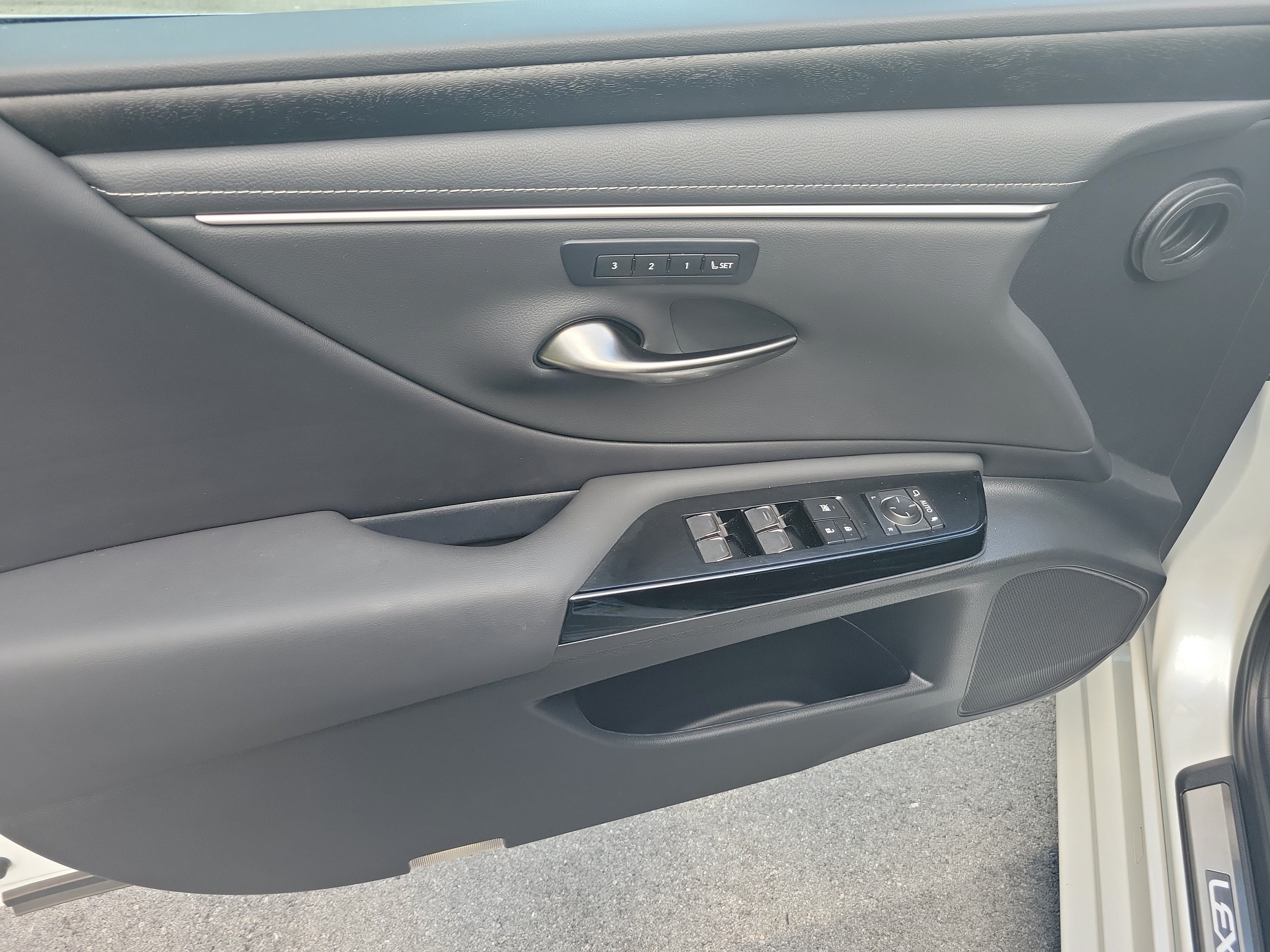 Certified 2024 Lexus ES 350 w/ Premium Package FWD image 19