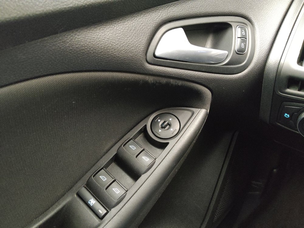 Used 2016 Ford Focus SE w/ SE Cold Weather Package FWD image 27
