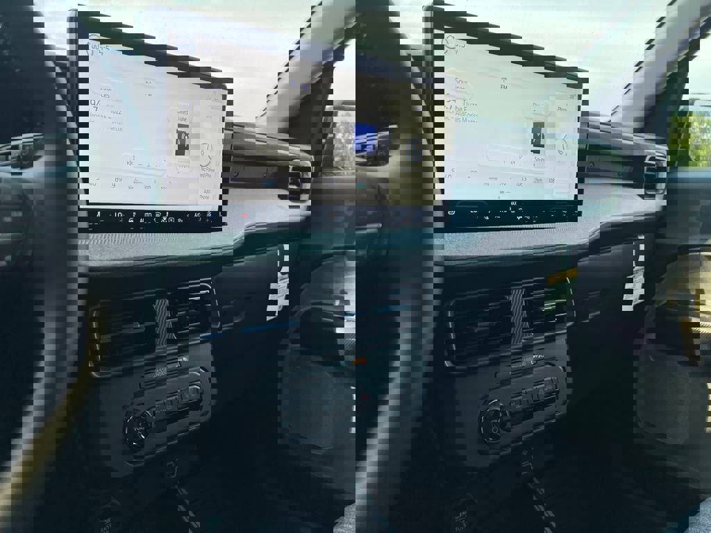 New 2025 Ford Maverick XLT w/ XLT Luxury Package image 24