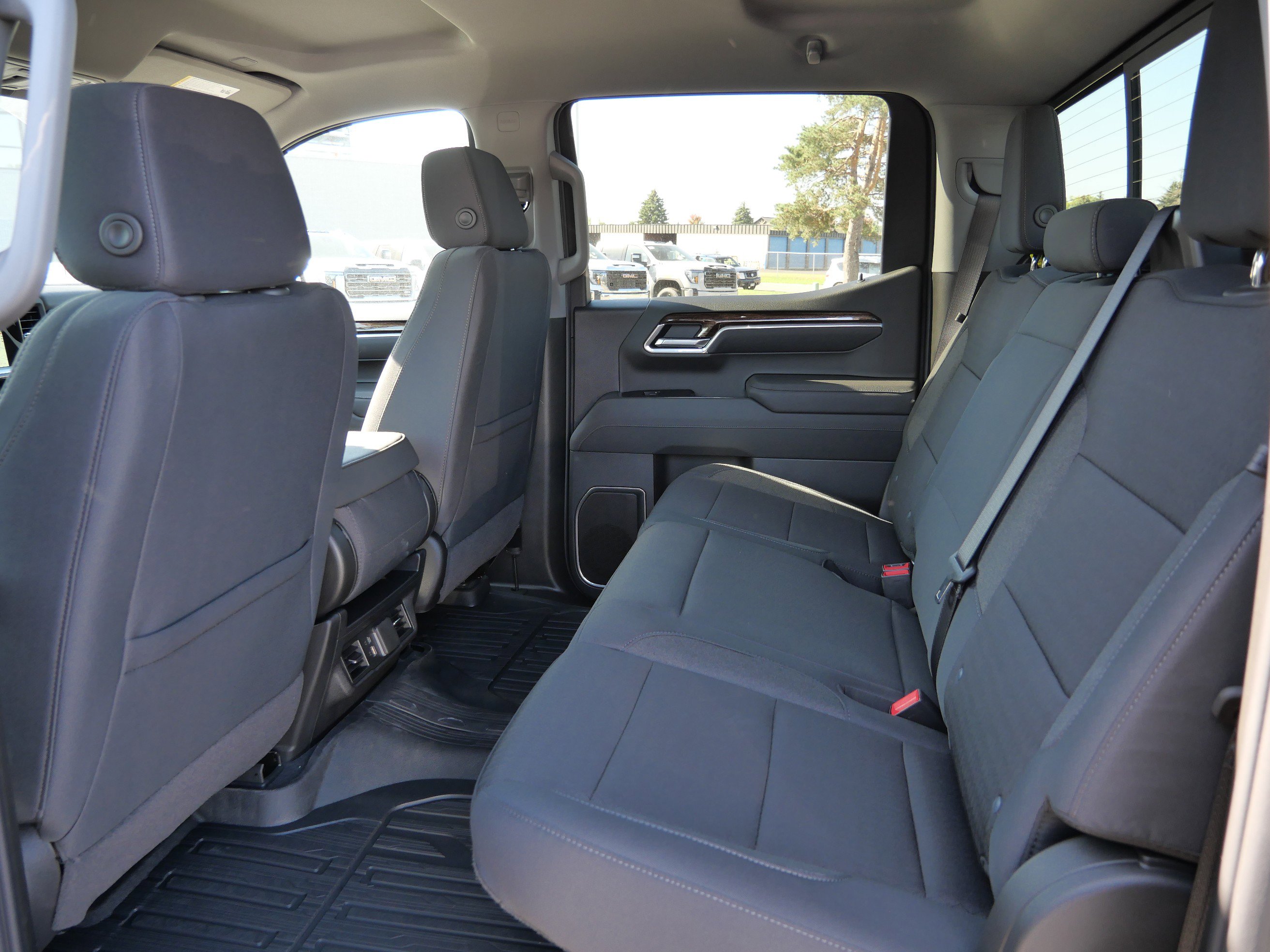 New 2026 GMC Sierra 1500 SLE image 4