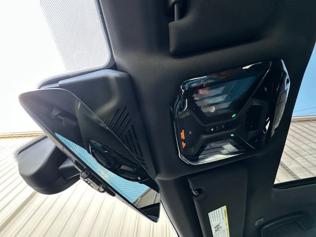 Used 2023 BMW 740i w/ Parking Assistance Package image 41