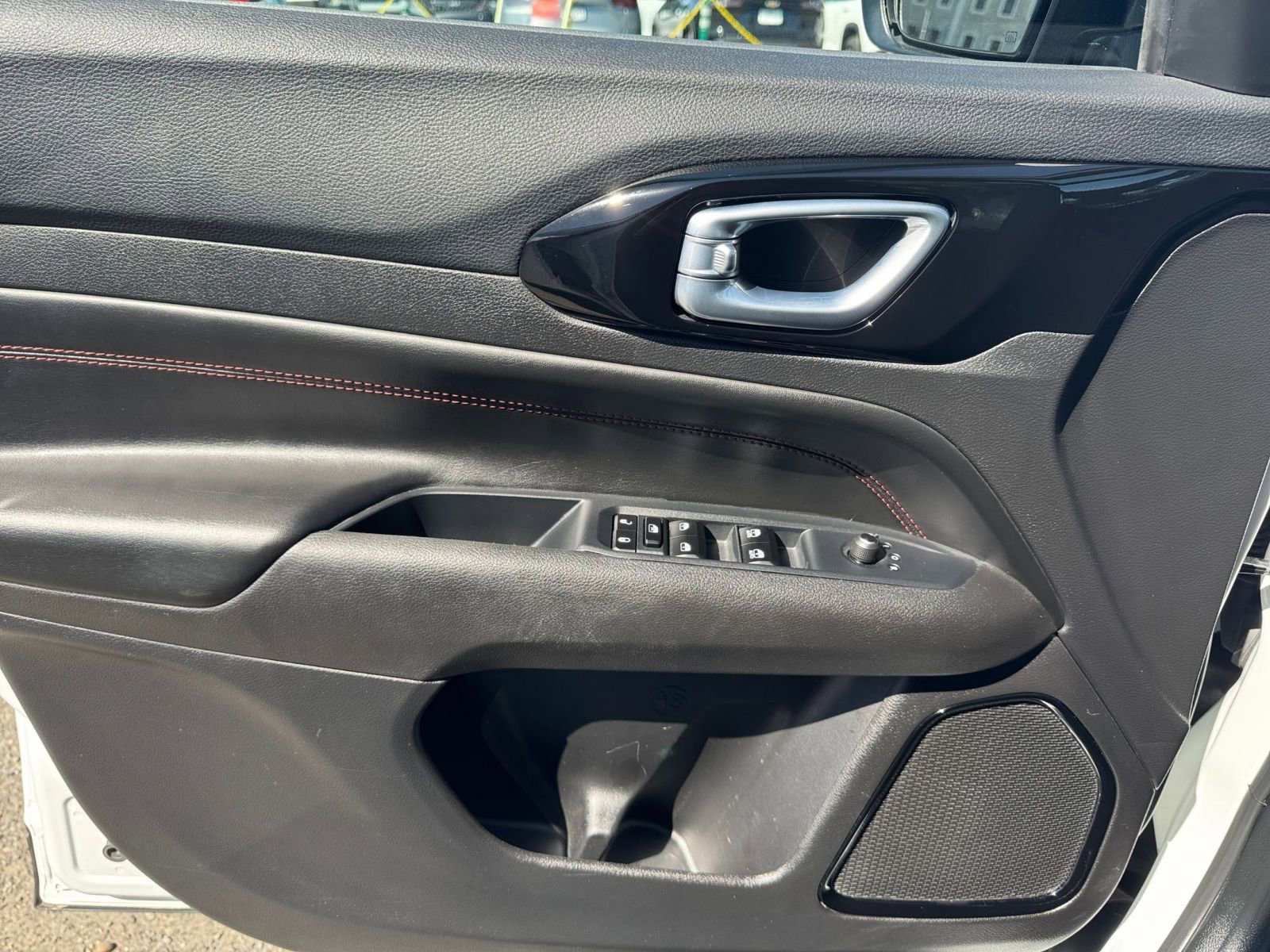 Used 2025 Jeep Compass Trailhawk image 18