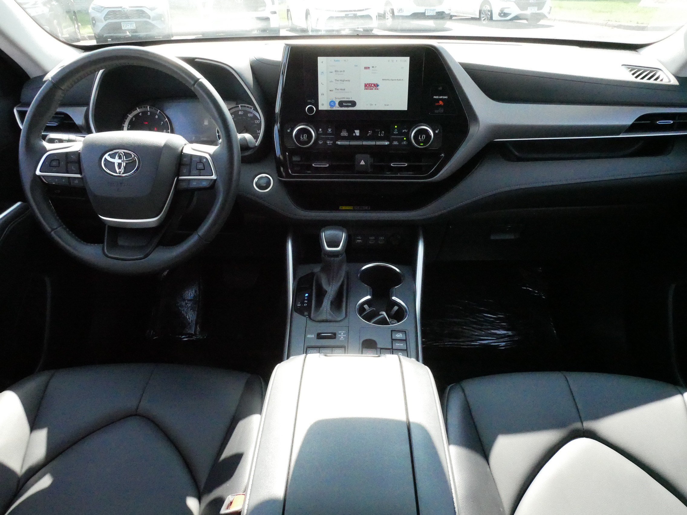 Used 2025 Toyota Highlander XLE AWD/4WD image 10