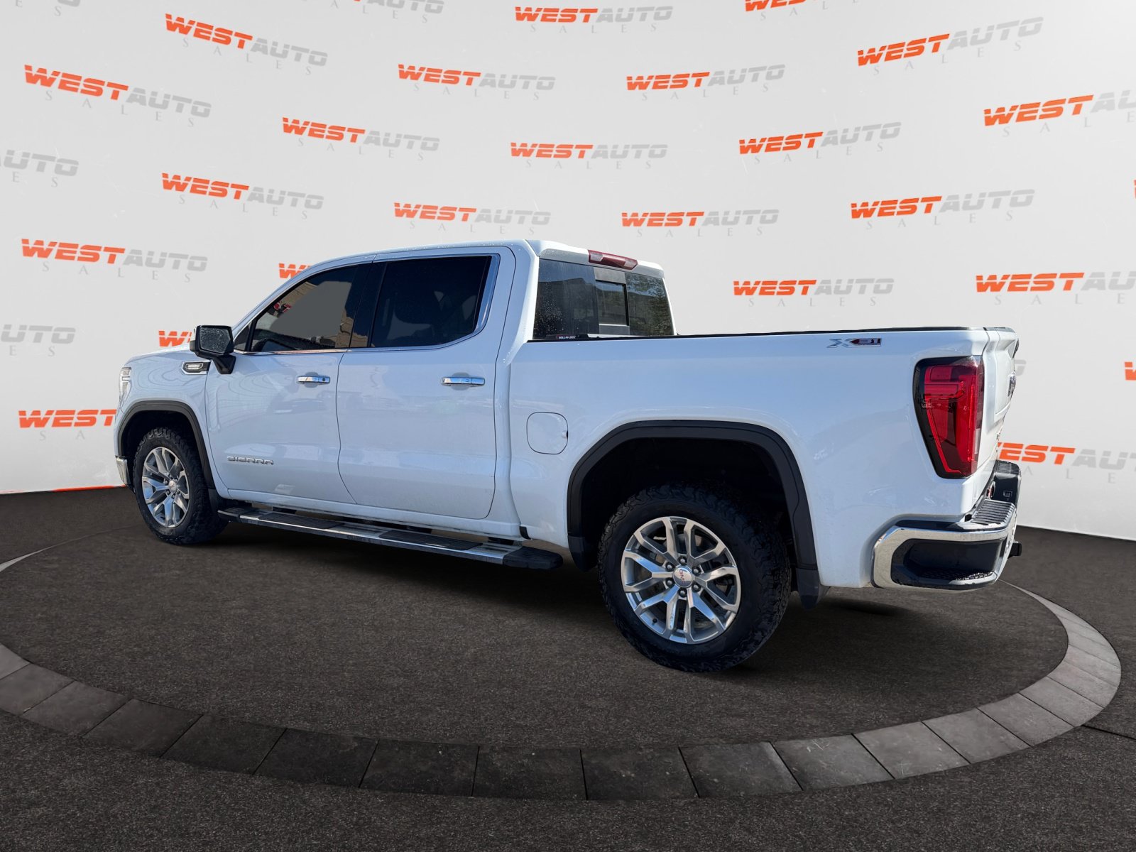 Used 2022 GMC Sierra 1500 SLT w/ SLT Premium Plus Package AWD/4WD image 3