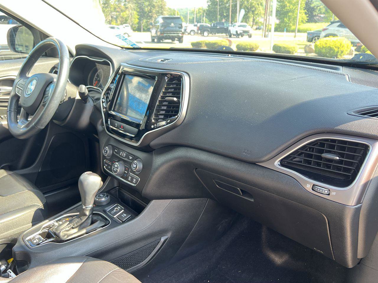 Used 2019 Jeep Cherokee Limited image 28