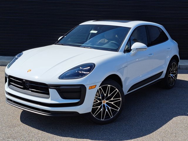 Certified 2025 Porsche Macan AWD/4WD image 1