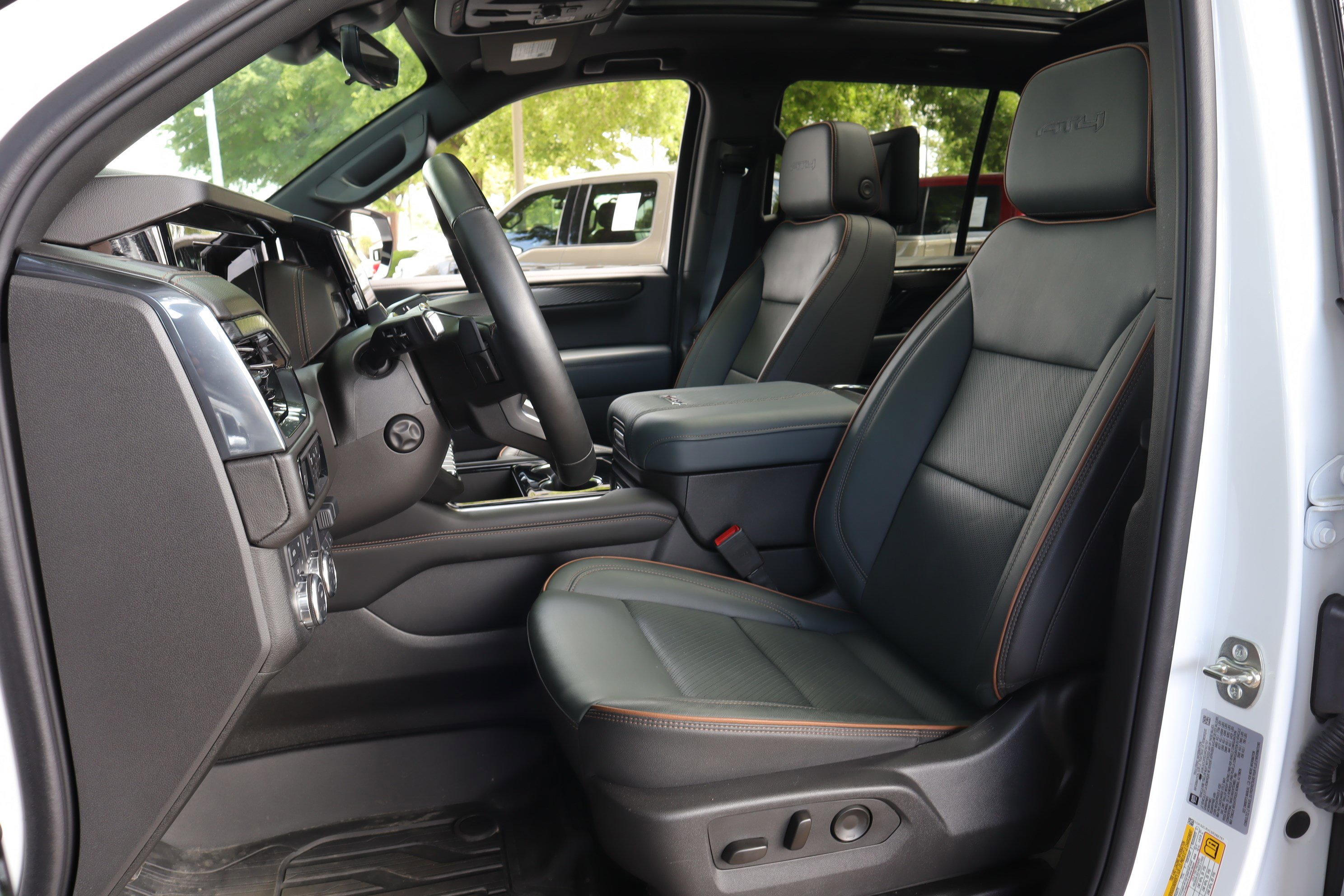 Used 2025 GMC Yukon AT4 w/ AT4 Premium Plus Package AWD/4WD image 10