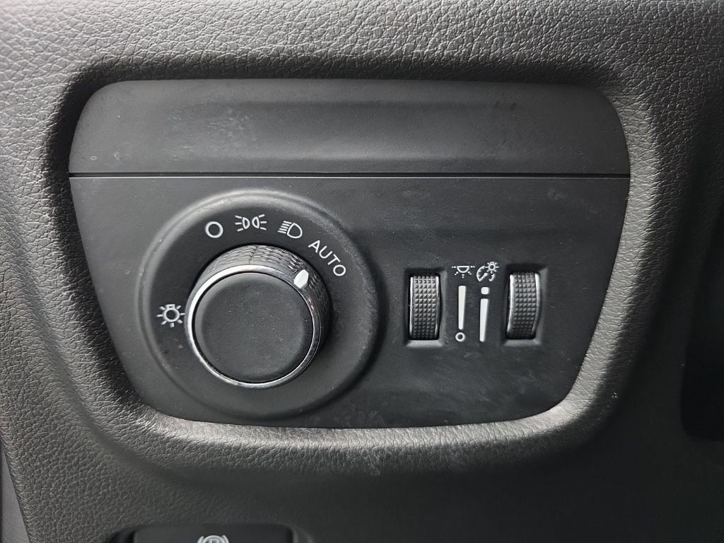 Used 2023 Jeep Grand Cherokee Laredo image 22