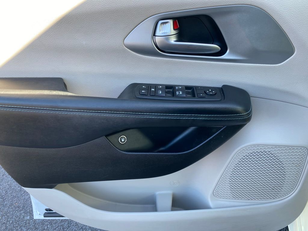Used 2018 Chrysler Pacifica Touring Plus FWD image 31