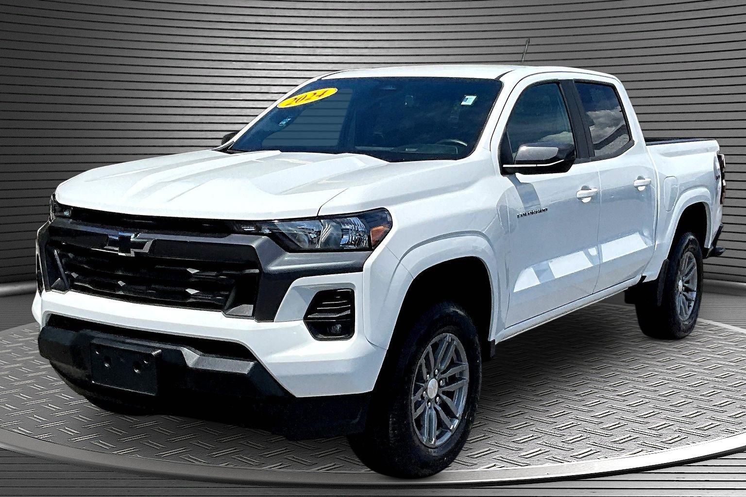 Used 2024 Chevrolet Colorado LT w/ LT Convenience Package II AWD/4WD image 3