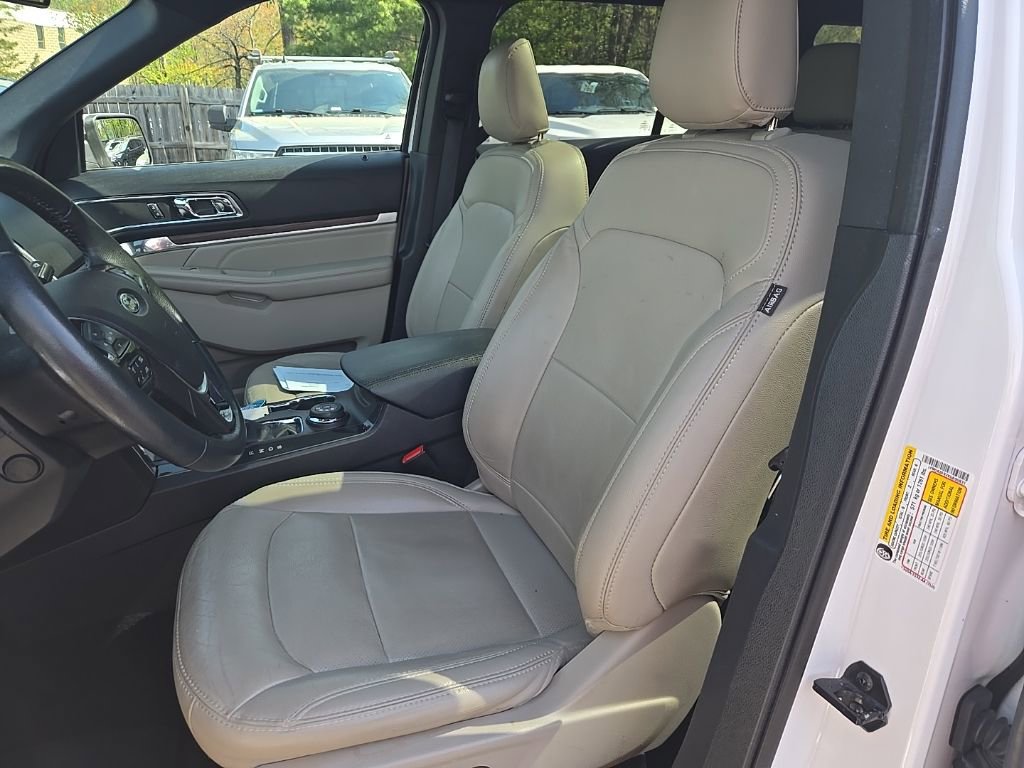 Used 2019 Ford Explorer Limited w/ Ford Safe & Smart Package image 10