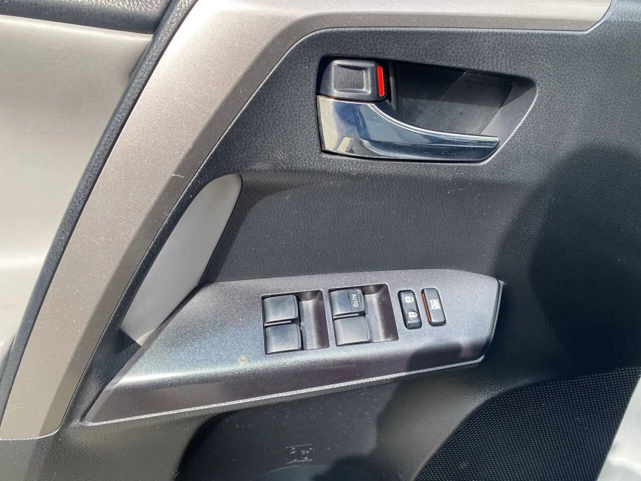 Used 2018 Toyota RAV4 XLE image 13