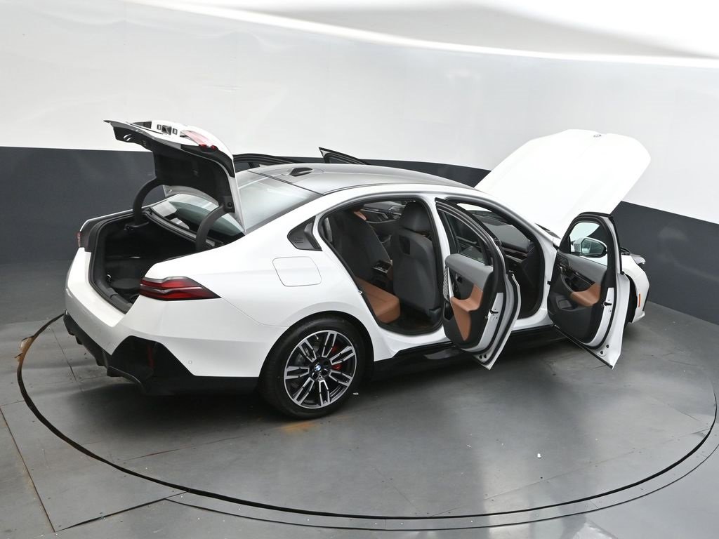 New 2026 BMW 550e xDrive w/ Premium Package image 51