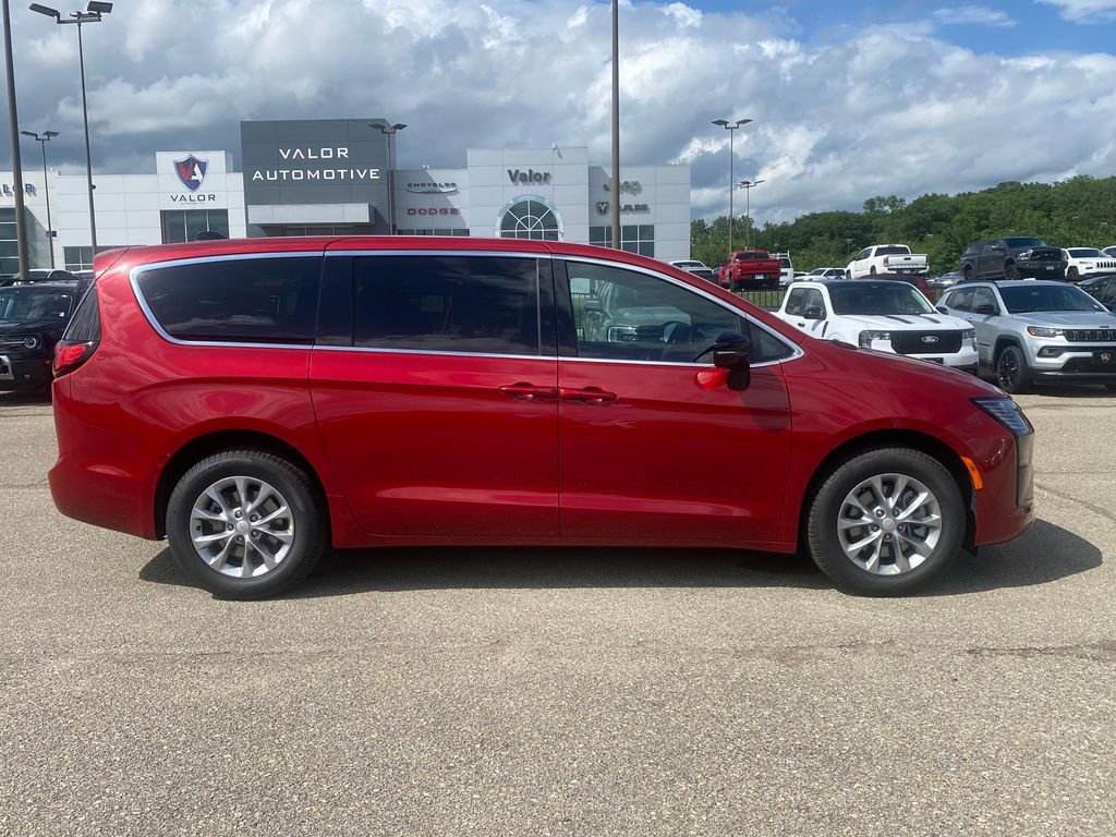 New 2027 Chrysler Pacifica Select AWD/4WD image 7