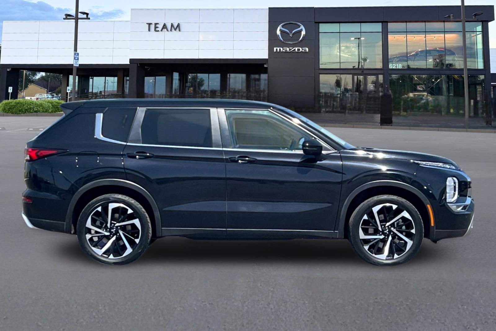 Used 2024 Mitsubishi Outlander SE AWD/4WD image 3