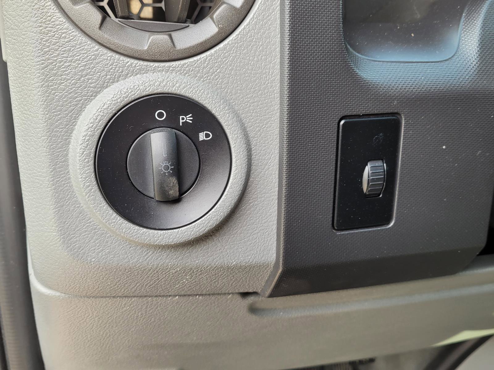 Used 2011 Ford E-350 and Econoline 350 XLT image 28