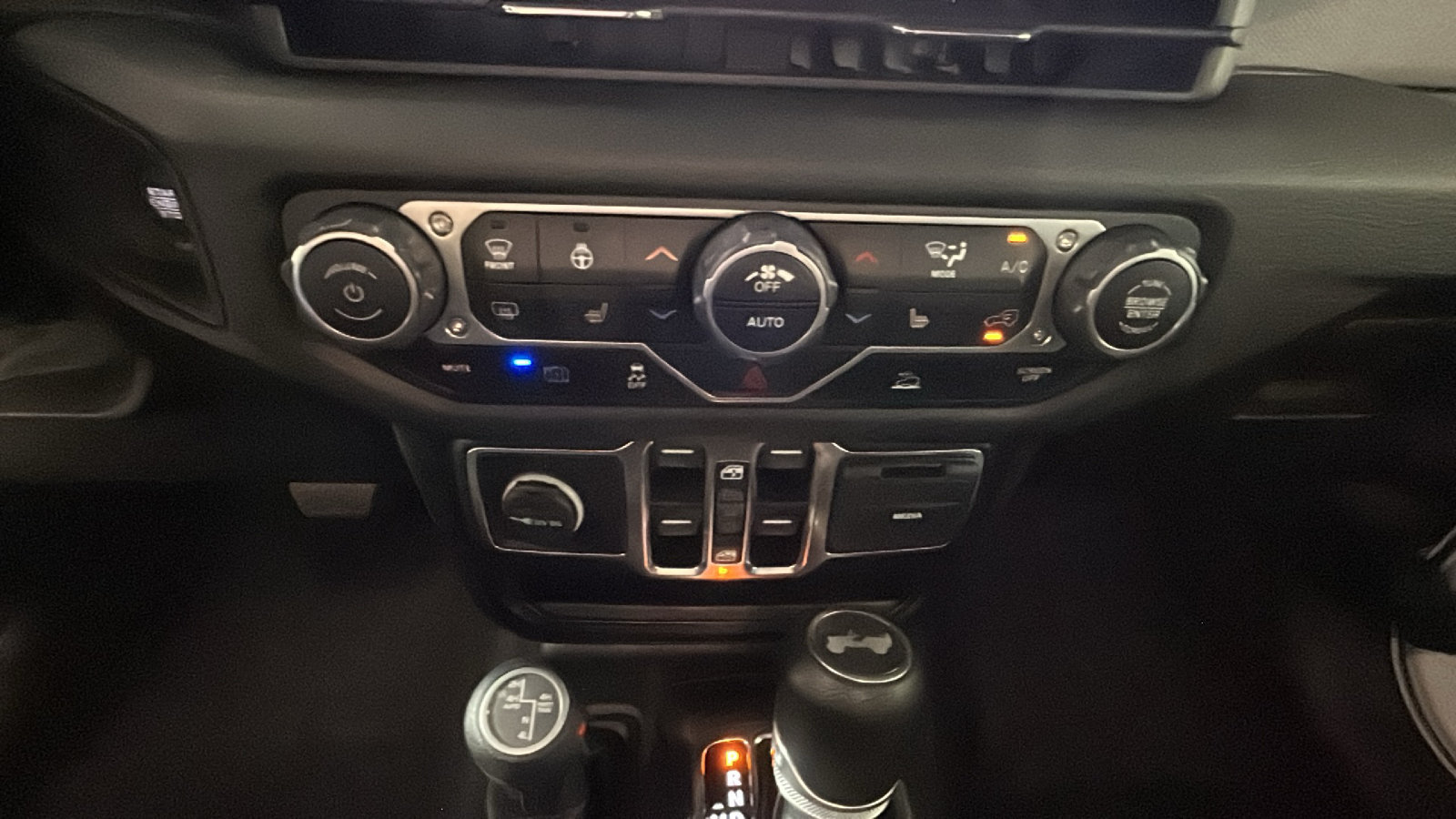 Used 2024 Jeep Wrangler Unlimited w/ Convenience Group AWD/4WD image 26