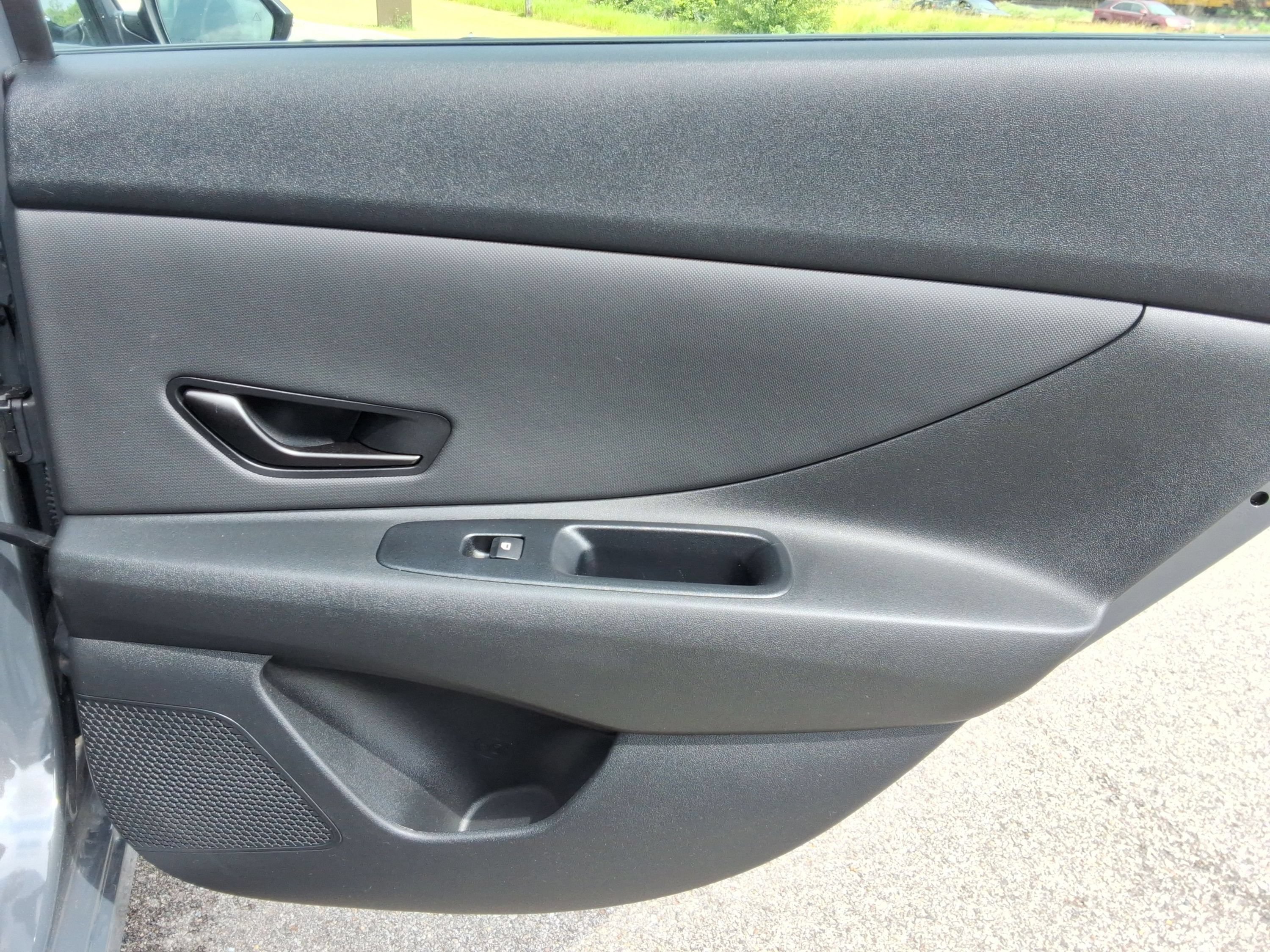 Used 2025 Hyundai Elantra SEL FWD image 25