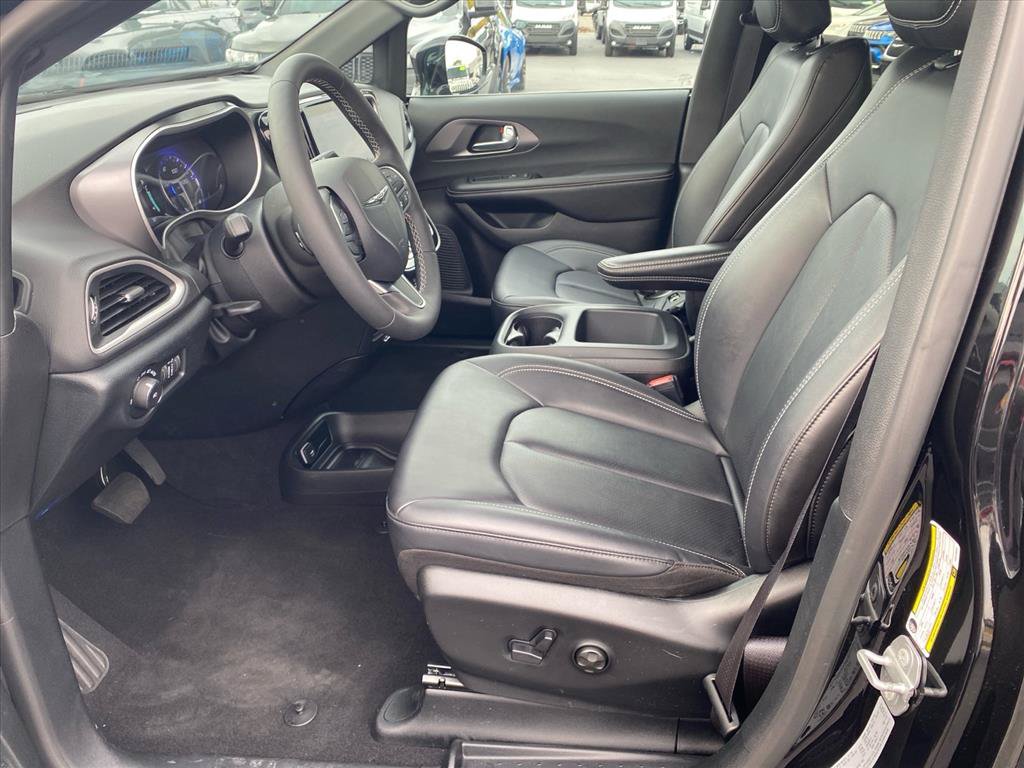 Used 2026 Chrysler Pacifica Select FWD image 9