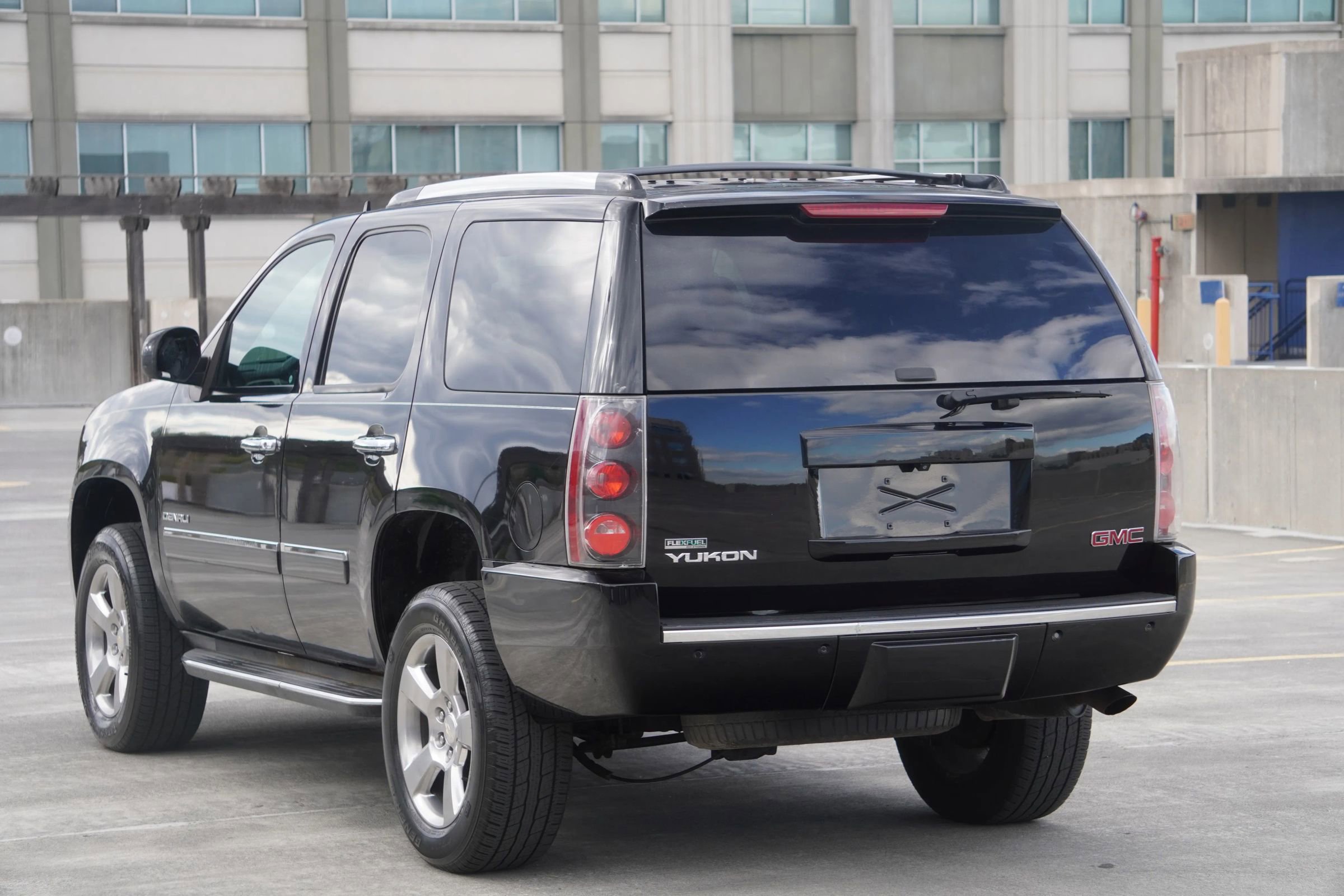 Used 2011 GMC Yukon Denali image 6