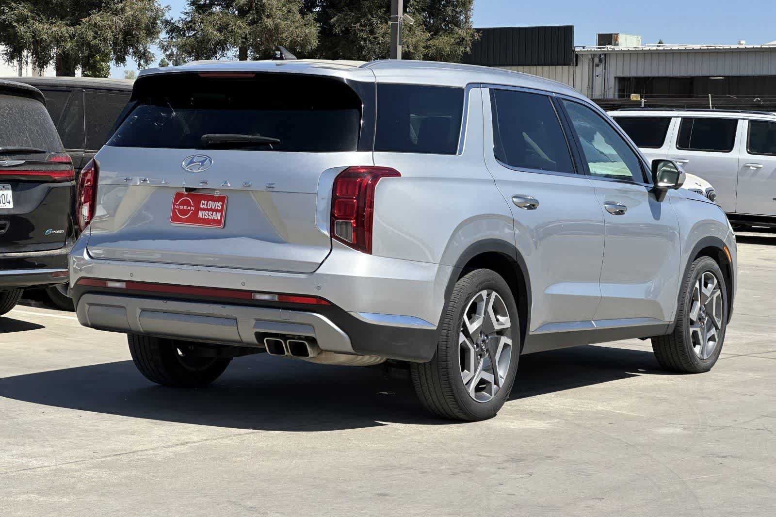 Used 2024 Hyundai Palisade Limited FWD image 3