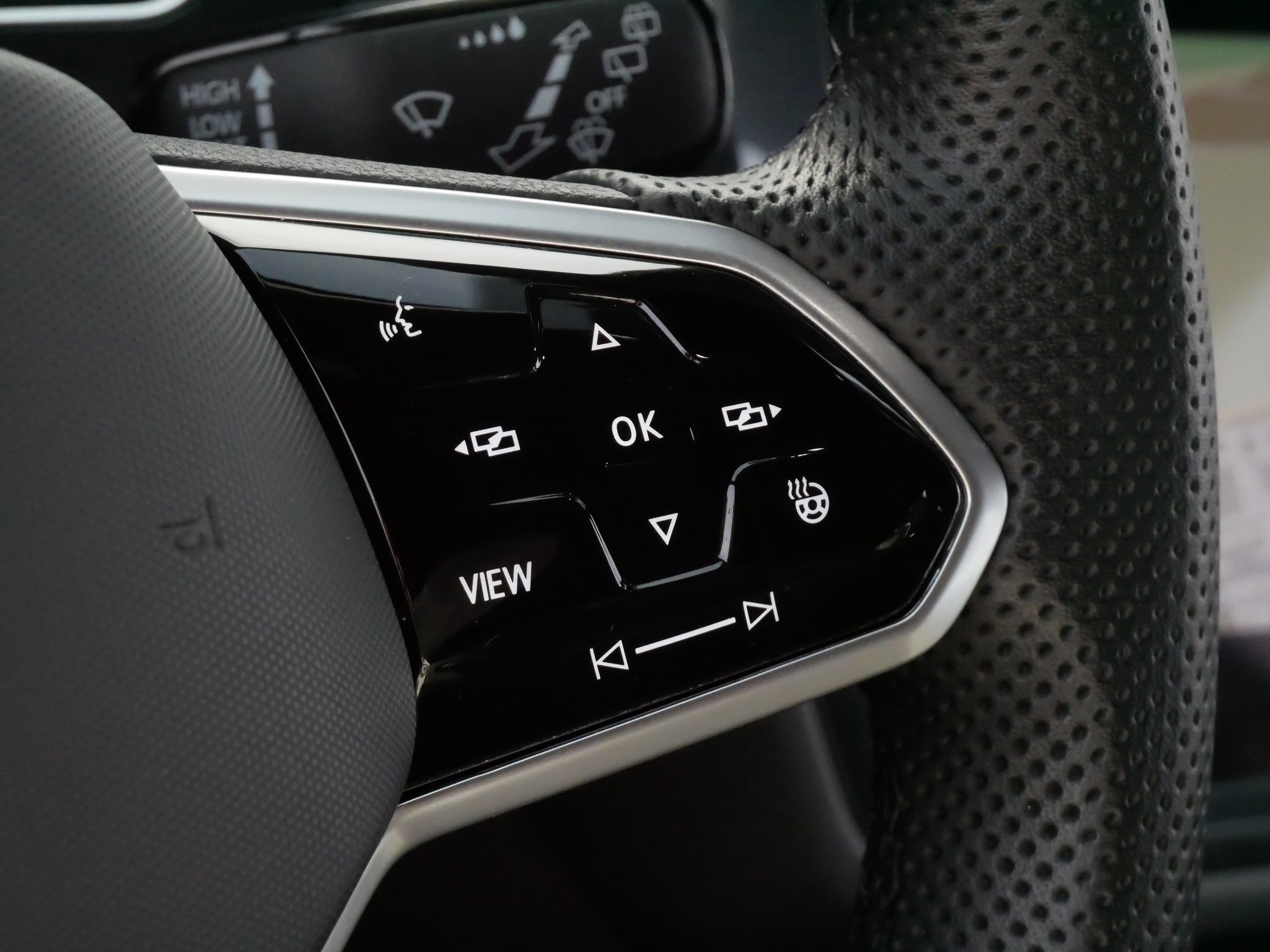 Used 2022 Volkswagen Tiguan SEL R-Line image 25