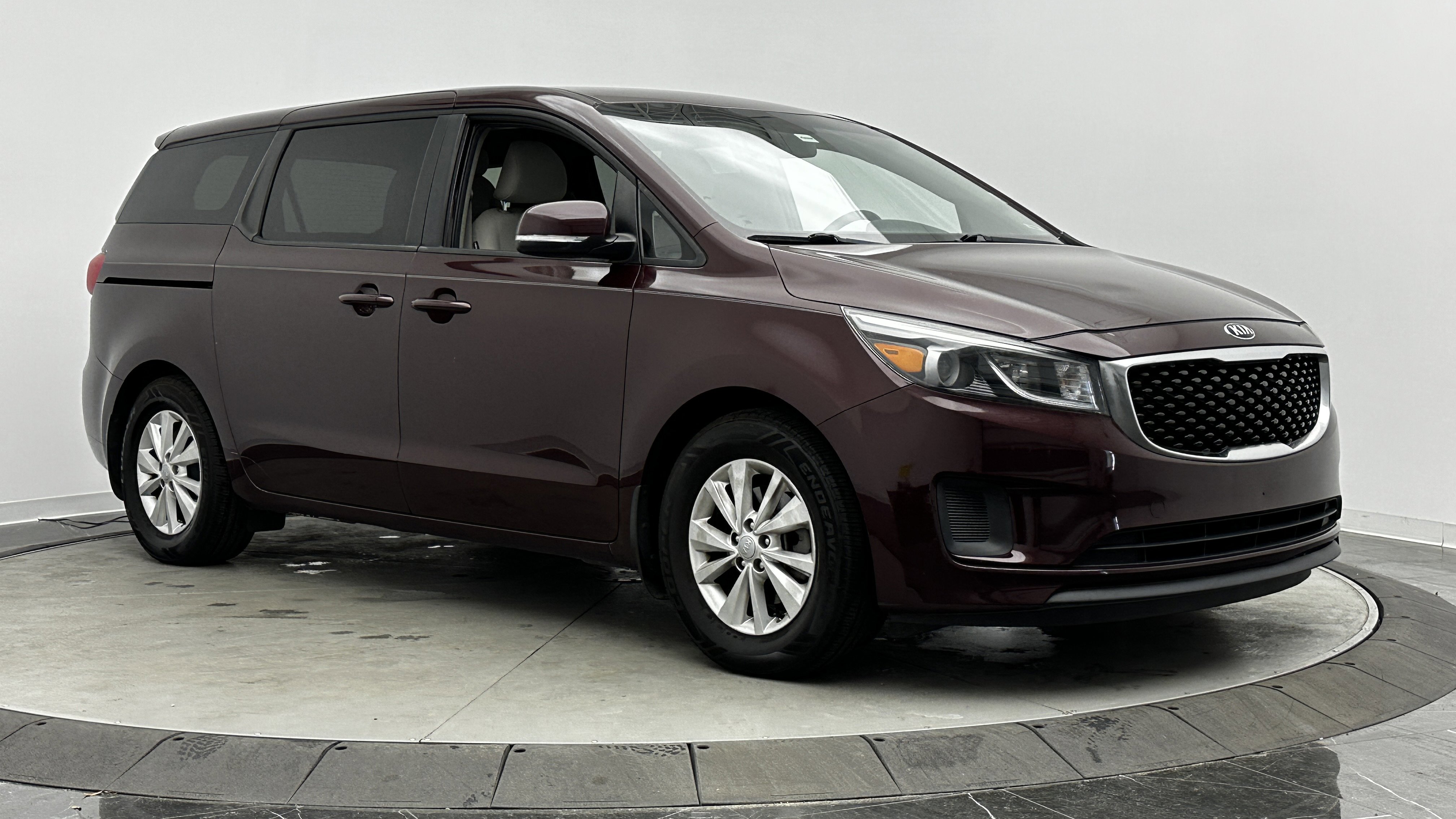 Used 2018 Kia Sedona LX image 3