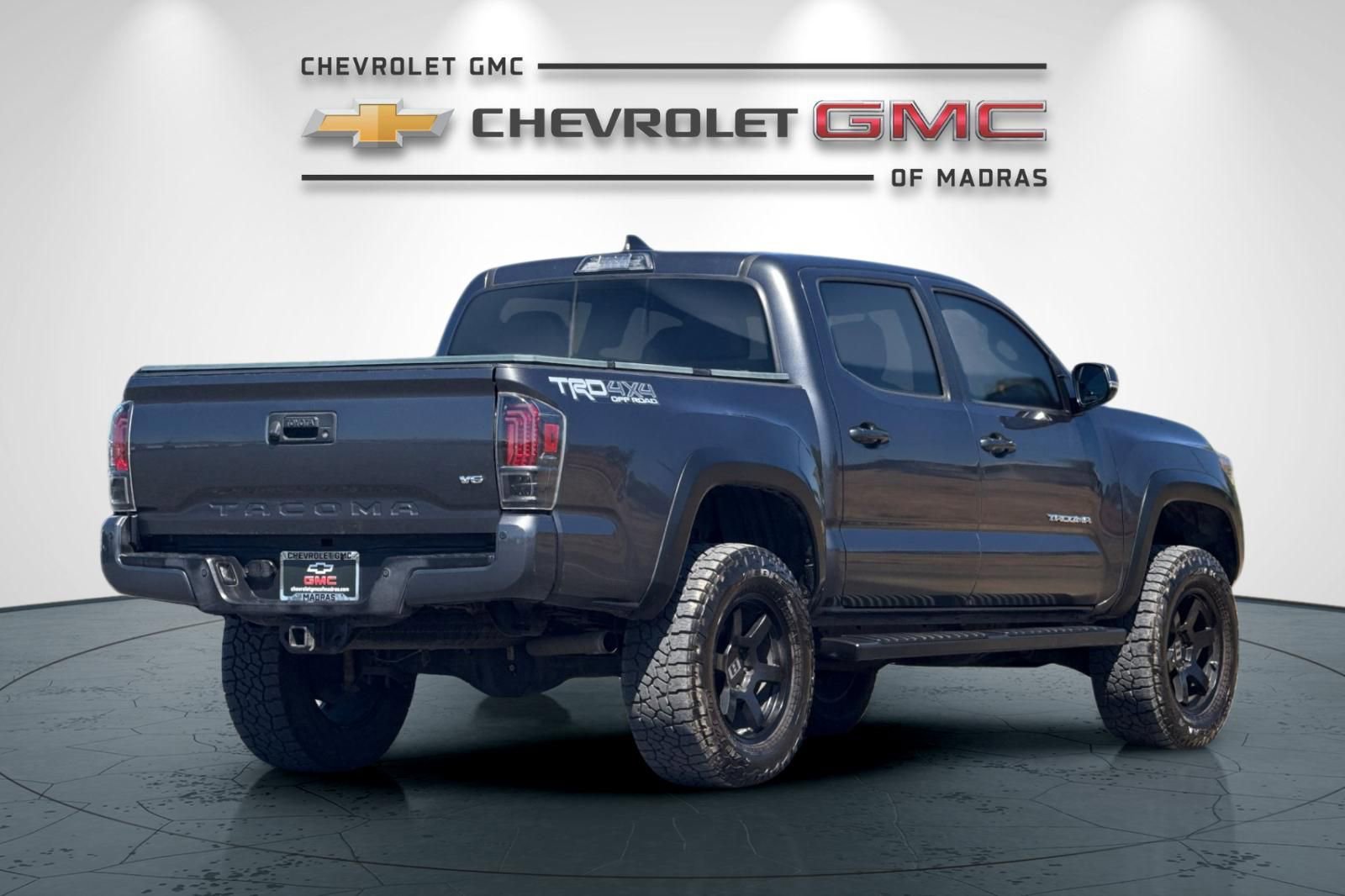 Used 2017 Toyota Tacoma TRD Off-Road w/ Premium & Technology Package AWD/4WD image 3