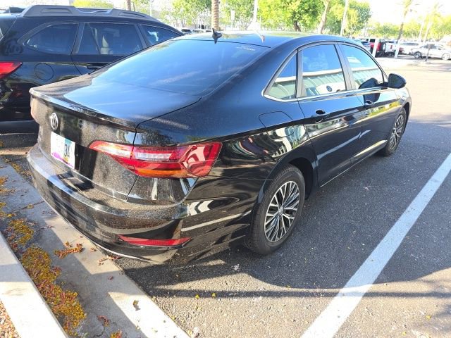 Used 2019 Volkswagen Jetta SE w/ Cold Weather Package image 2