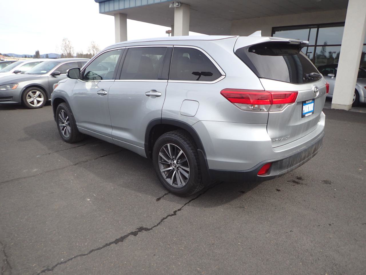 Used 2017 Toyota Highlander XLE AWD/4WD image 3