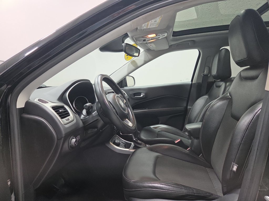 Used 2018 Jeep Compass Latitude AWD/4WD image 3