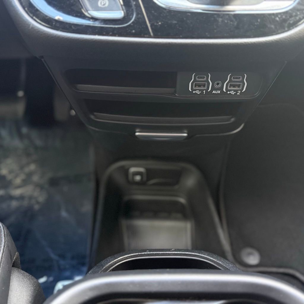 Used 2025 Chrysler Pacifica Select image 14