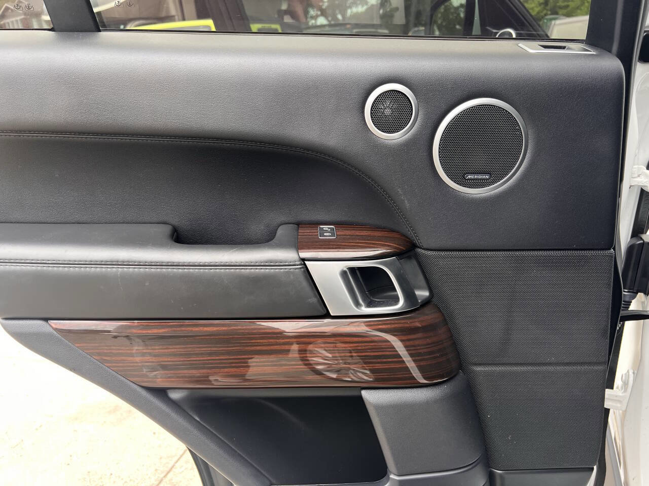 Used 2016 Land Rover Range Rover HSE image 16