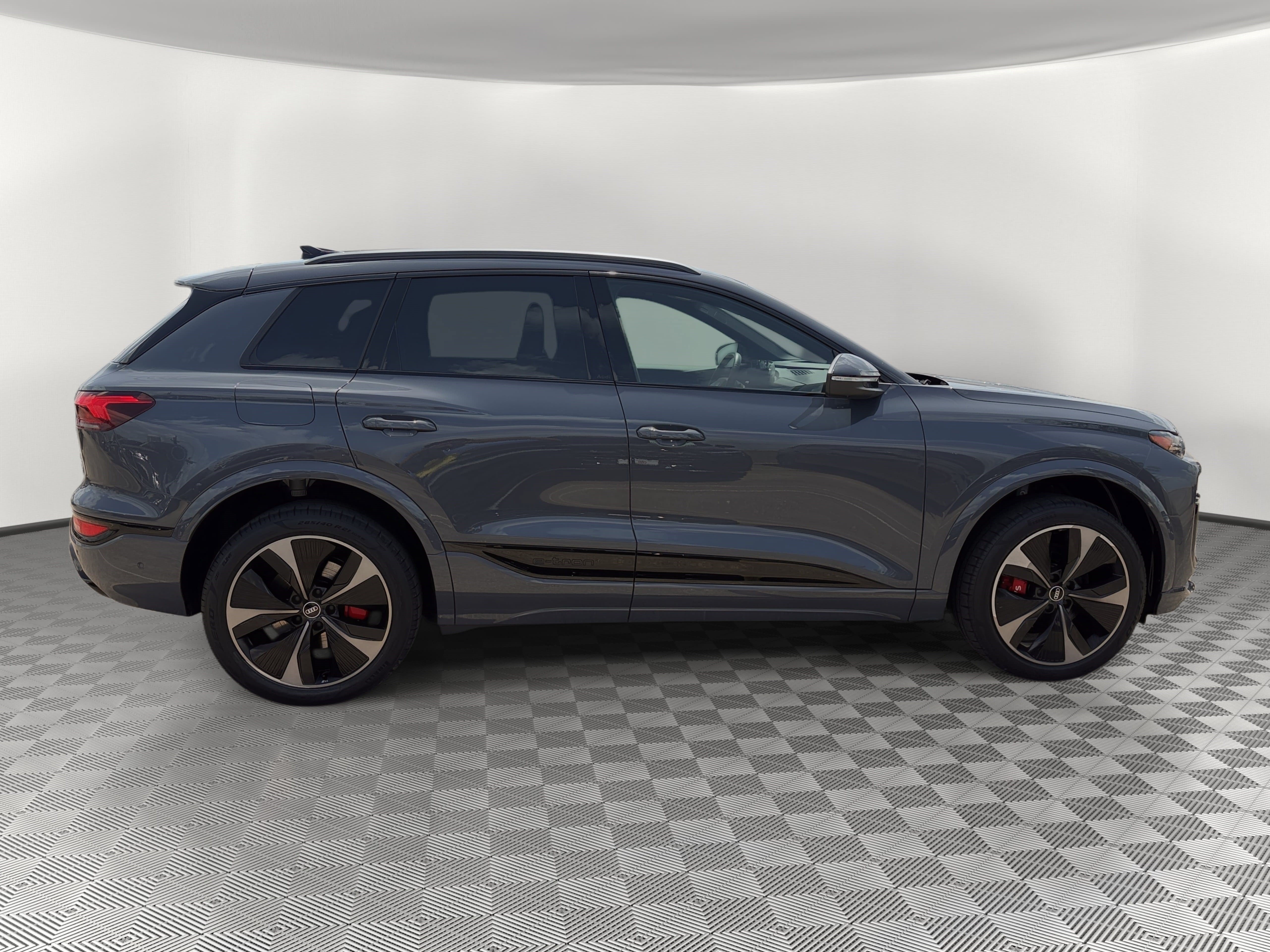 Certified 2025 Audi SQ6 e-tron Prestige w/ Black Edition One AWD/4WD image 8