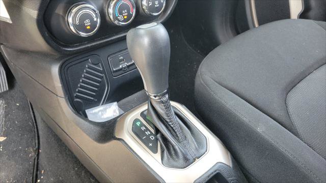 Used 2015 Jeep Renegade Latitude FWD image 28